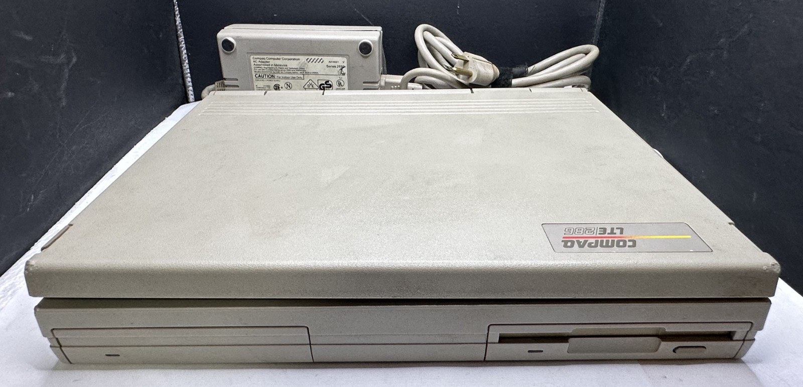 VINTAGE COMPAQ LTE/286 LAPTOP W/ AC ADAPTER, STRICTLY AS IS FOR PARTS/REPAIR!