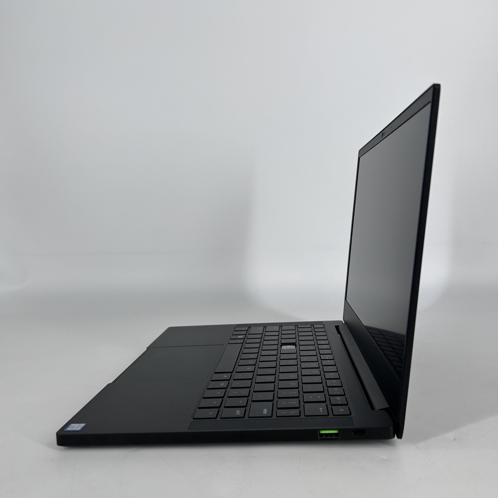 Razer Blade Stealth 13 FHD i7-8565U 1.80GHz 8GB 256GB SSD Good Chipped Screen