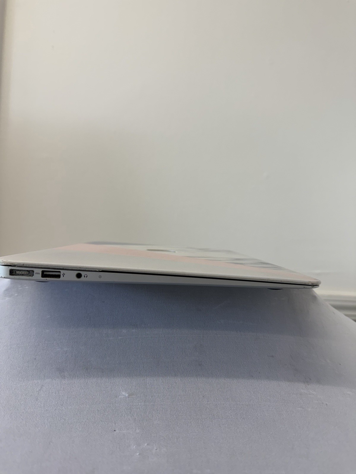 Apple Macbook Air 2012 Laptop – Intel i5-3427U – Screen Leaking Light – Read Des