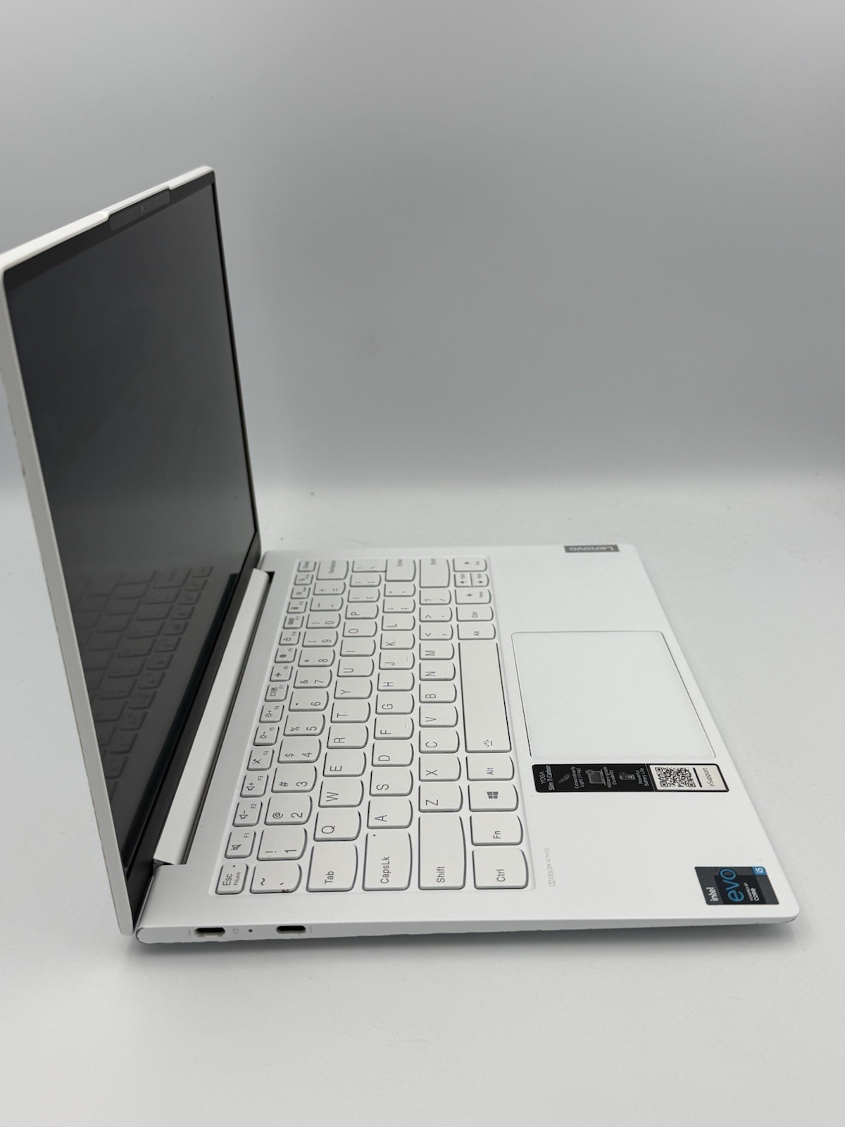 Lenovo Yoga Slim 7i Carbon 13.3” – i5 11th/16GB RAM/512GB (Keyboard Issue) 24C
