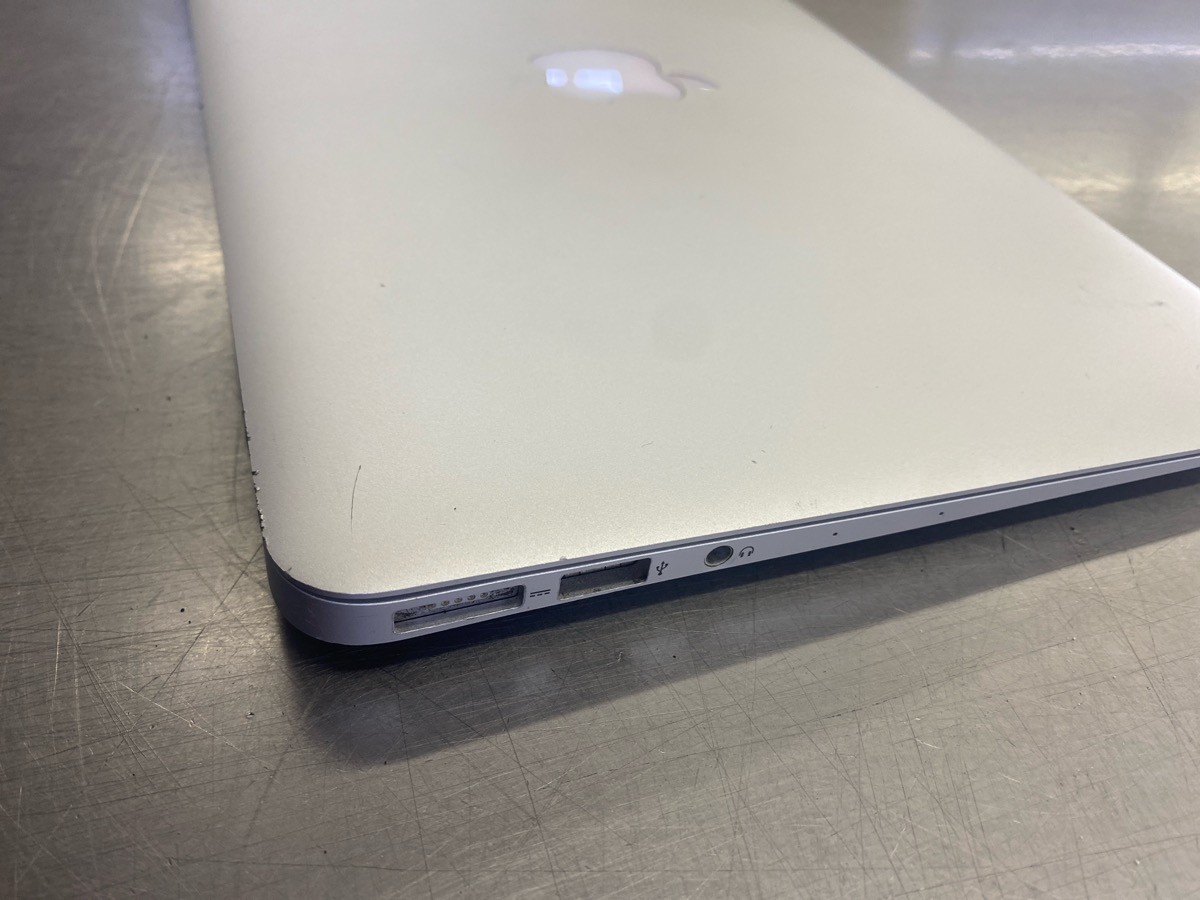 APPLE MACBOOK AIR A1465 2015 MODEL 1.6GHZ INTEL CORE i5 W/4GB MEM. (CJL006582)