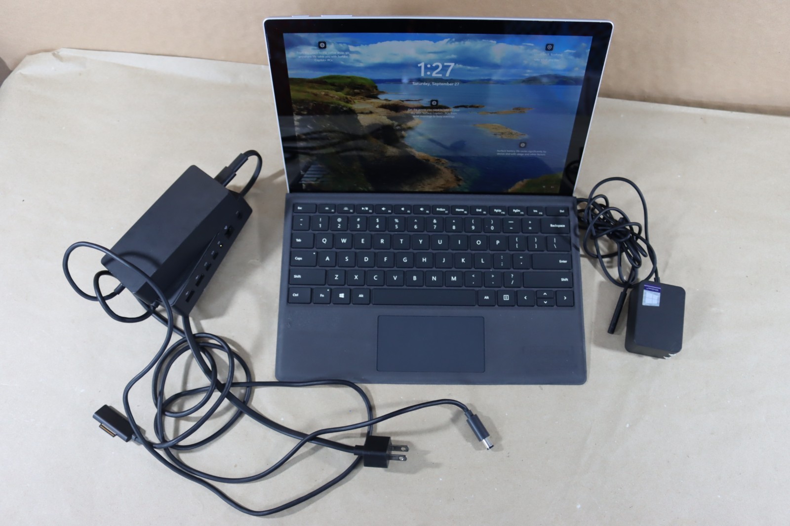 Microsoft Surface Pro 5 i5-7300U 8GB RAM 256GB Wi-Fi + LTE