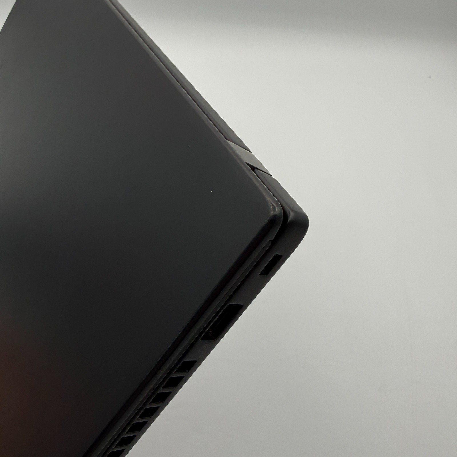 Lenovo ThinkPad T490s 14″ i7-8565U 16GB RAM 256GB SSD Win11 Pro Fingerprin Fair