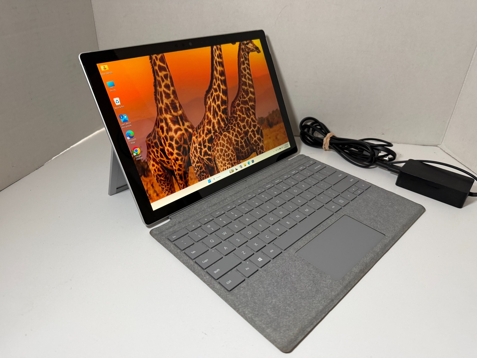 Microsoft Surface Pro 5 1796 12.6″ i7-7660U 8GB 256GB SSD with Keyboard