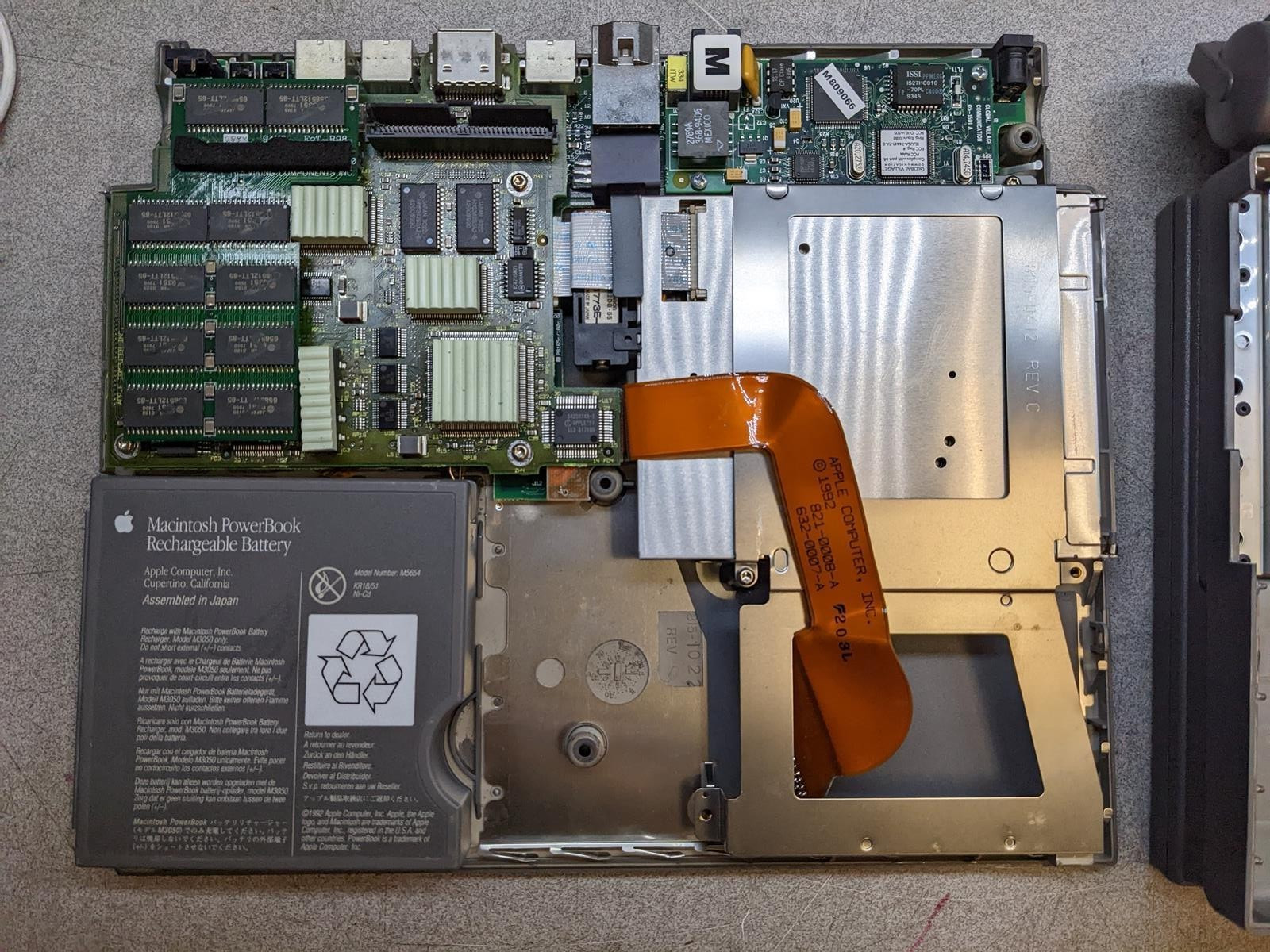 APPLE POWERBOOK 180 (M4440) 68030 @ 33Mhz, 4MB RAM, NO HDD/OS – (FOR PARTS)