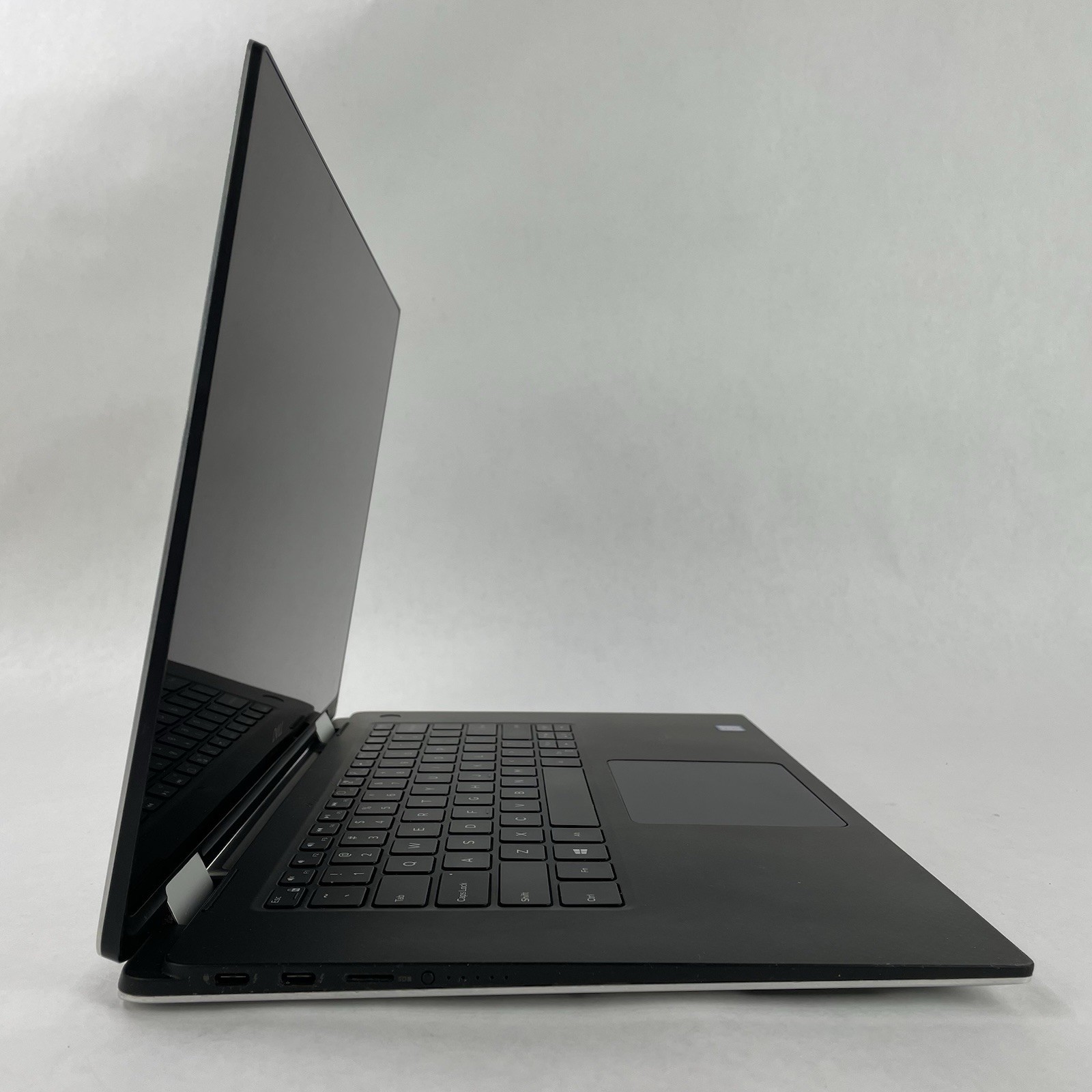 Dell XPS 15 9575 2-in-1 15.6″ i5-8305G 2.80 GHz 8 GB RAM No SSD/OS/AC/Battery