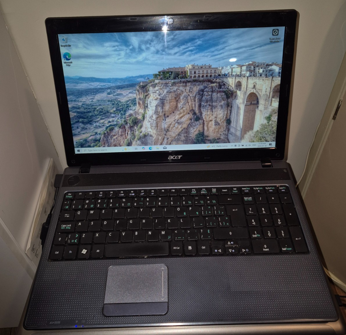 Acer Aspire 5733 Laptop i3 SSD Windows 10 WiFi Webcam Charger Tested