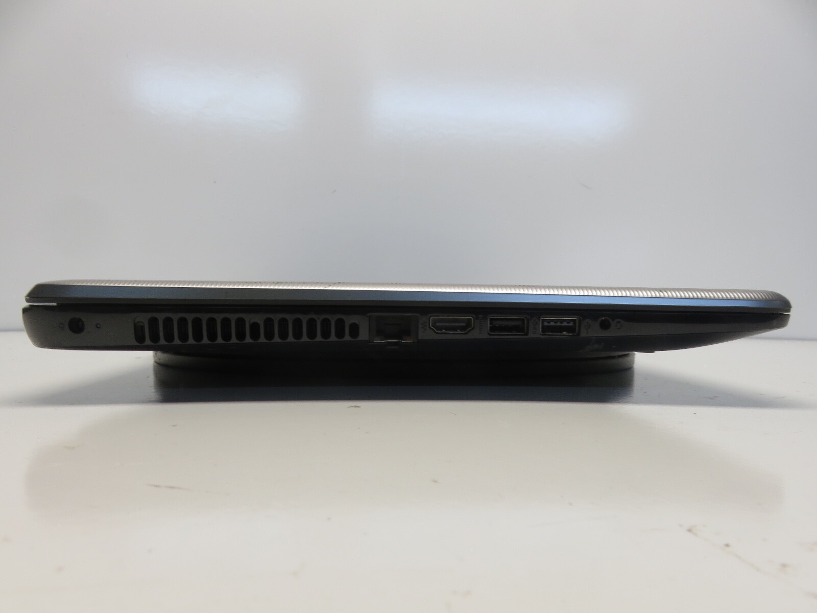 HP 17-Y031NR AMD A8-7410 2.2GHz 4GB Windows 10 1TB No Batt