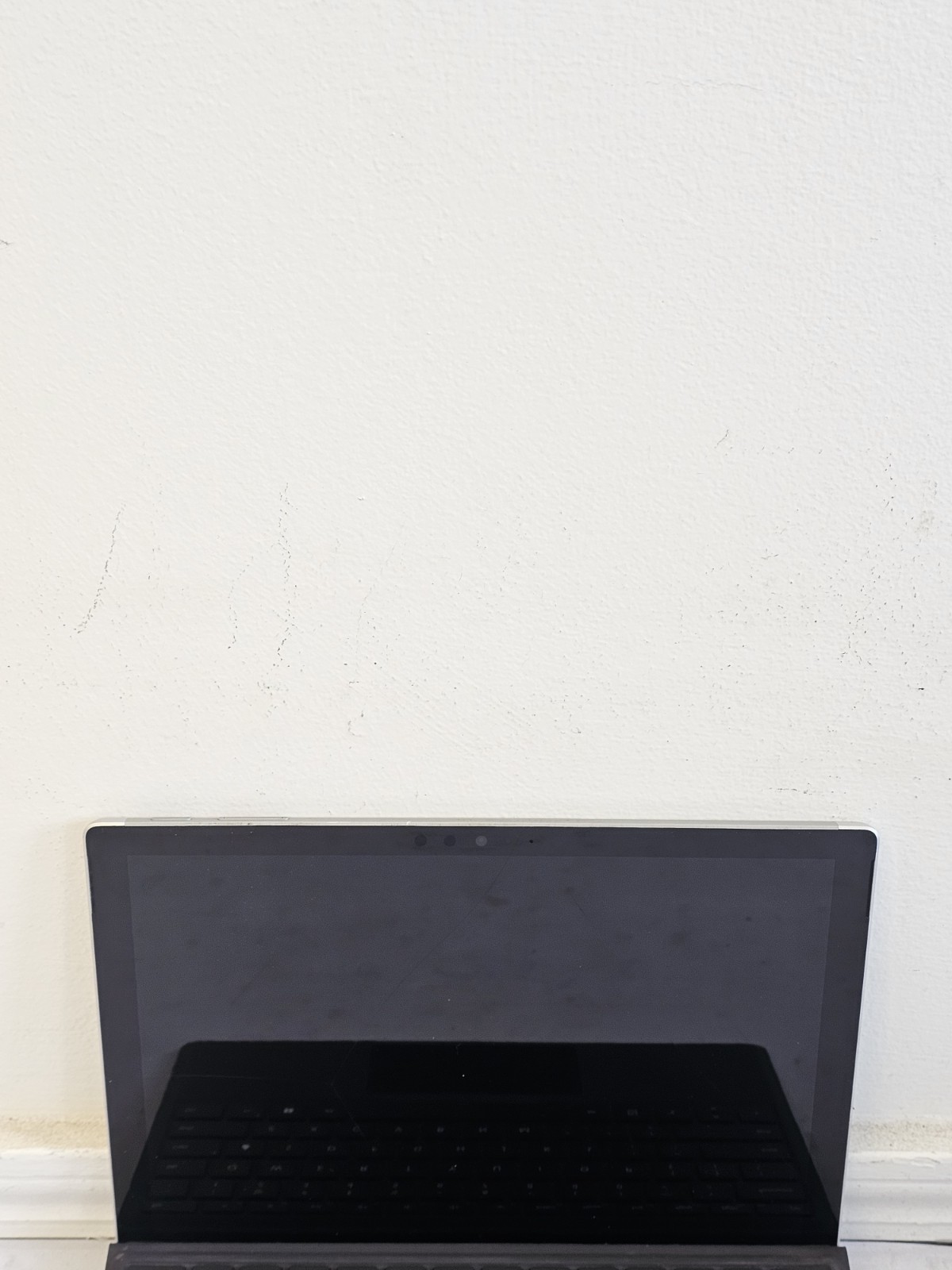 Microsoft Surface Pro 5 1796 – Intel i5 Gen 7 – 4GB RAM – 128GB SSD Win 11 READ