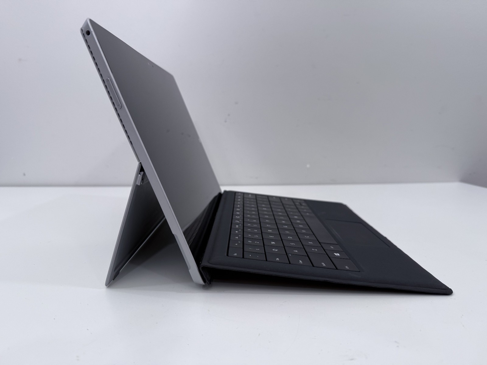 Microsoft Surface Pro 3 i3-4020Y CPU @ 1.50GHz 4 GB RAM 64 GB Win 10 Pro