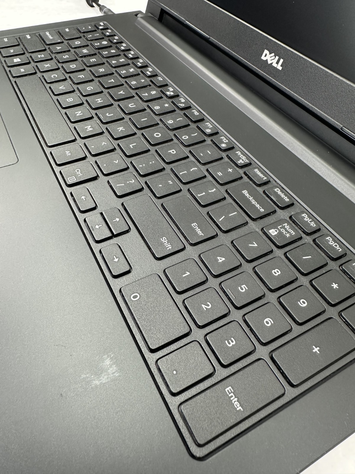 Dell Latitude 3570 Intel i5-6200U, 2.3Ghz 4GM RAM 500GB SATA HHD WIN 10P Charger