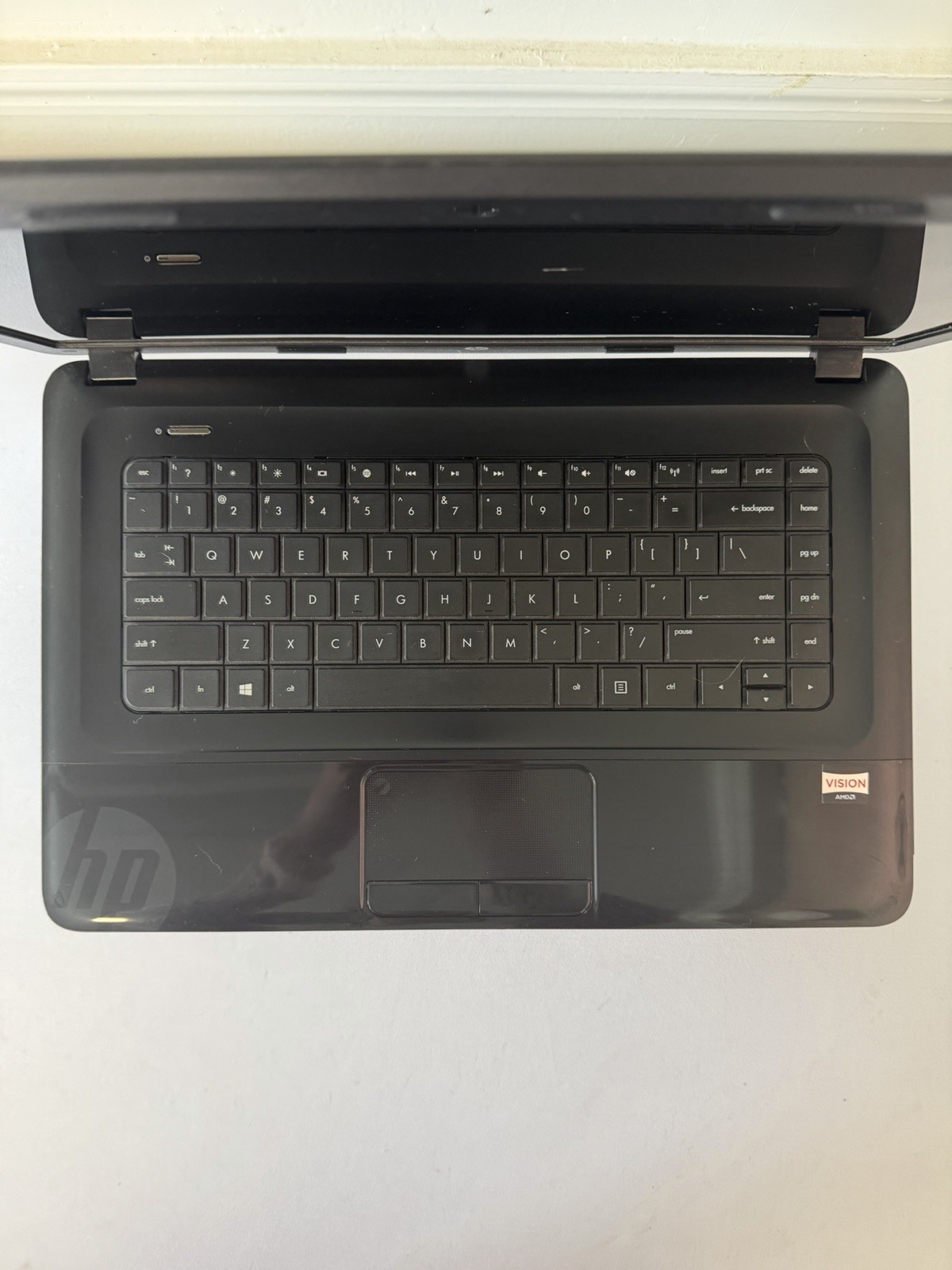 HP Notebook 2000 Laptop – Good Screen – AMD E-300 – RAM 4 GB – Read Des