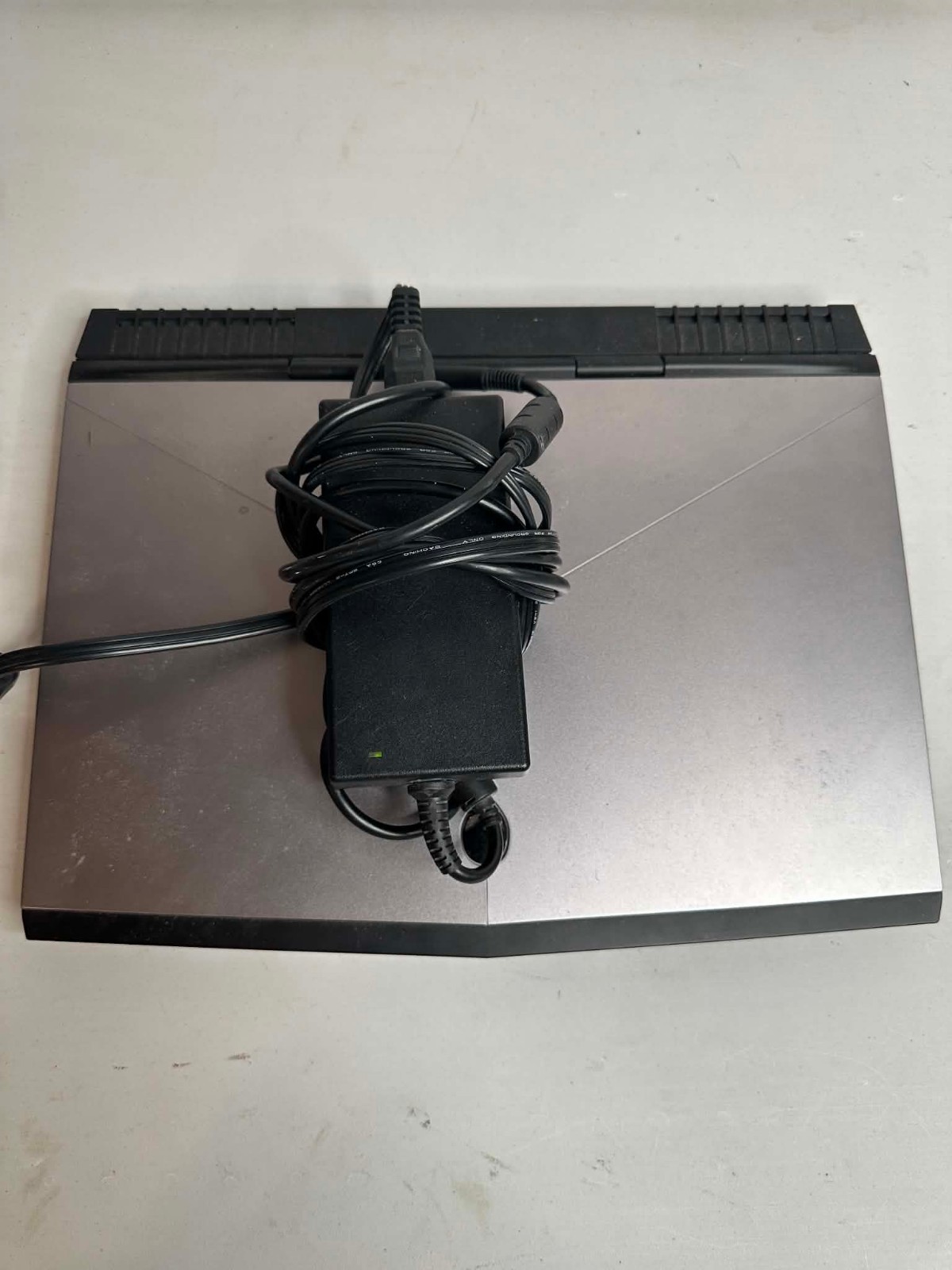 Dell Alienware 15 R3 i7-6700HQ GTX 1060, 16GB ram, 128GB SSD, 1TB HDD – Low batt