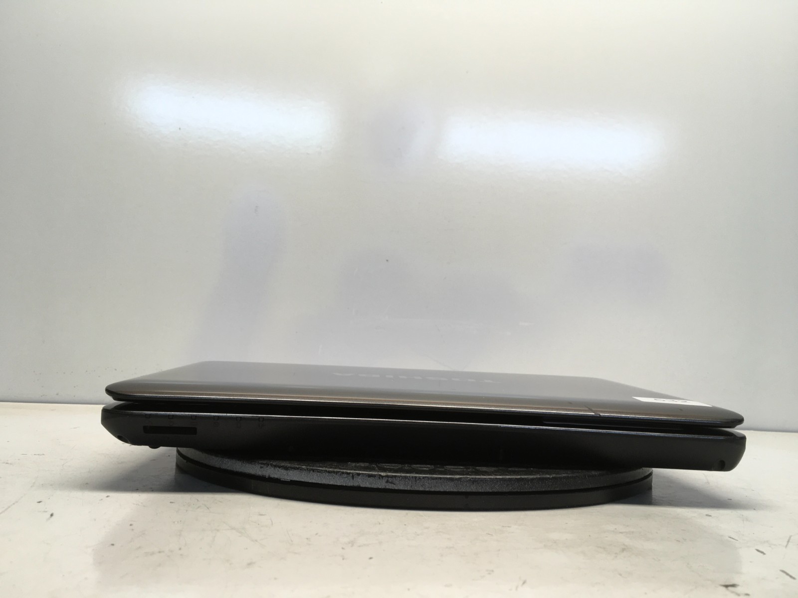 Toshiba Satellite L645D-S4037 AMD Phenom II P820 1.8GHz 4 GB NO HDD/Battery