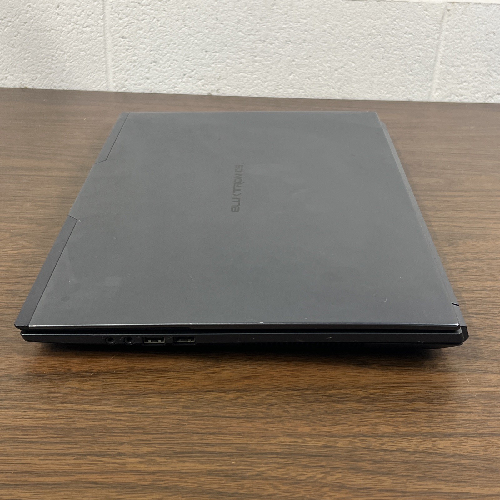 Eluktronics Eluktro Pro N870HP 17.3″ Core i7-7700HQ 2.8GHz Laptop – Barebones