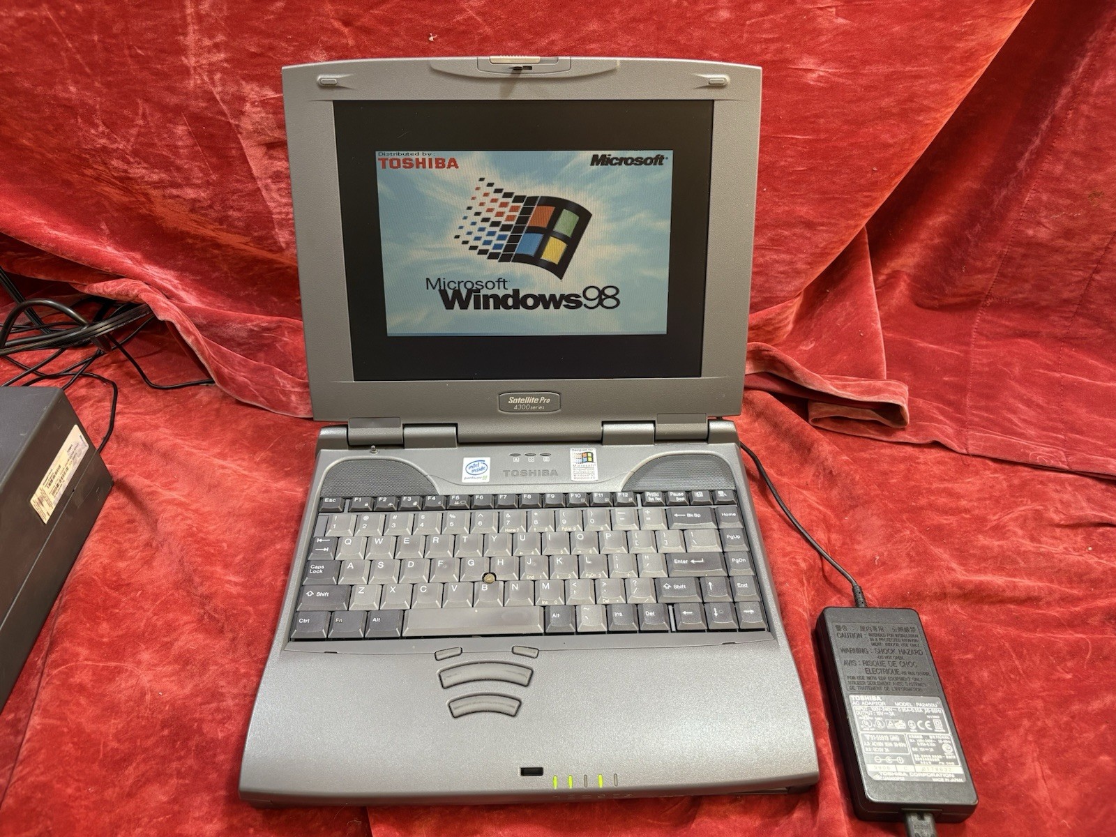 Vintage Toshiba Laptop Pentium III 600 128MB Multi-boots Win 2000 NT 4.0 AND 98