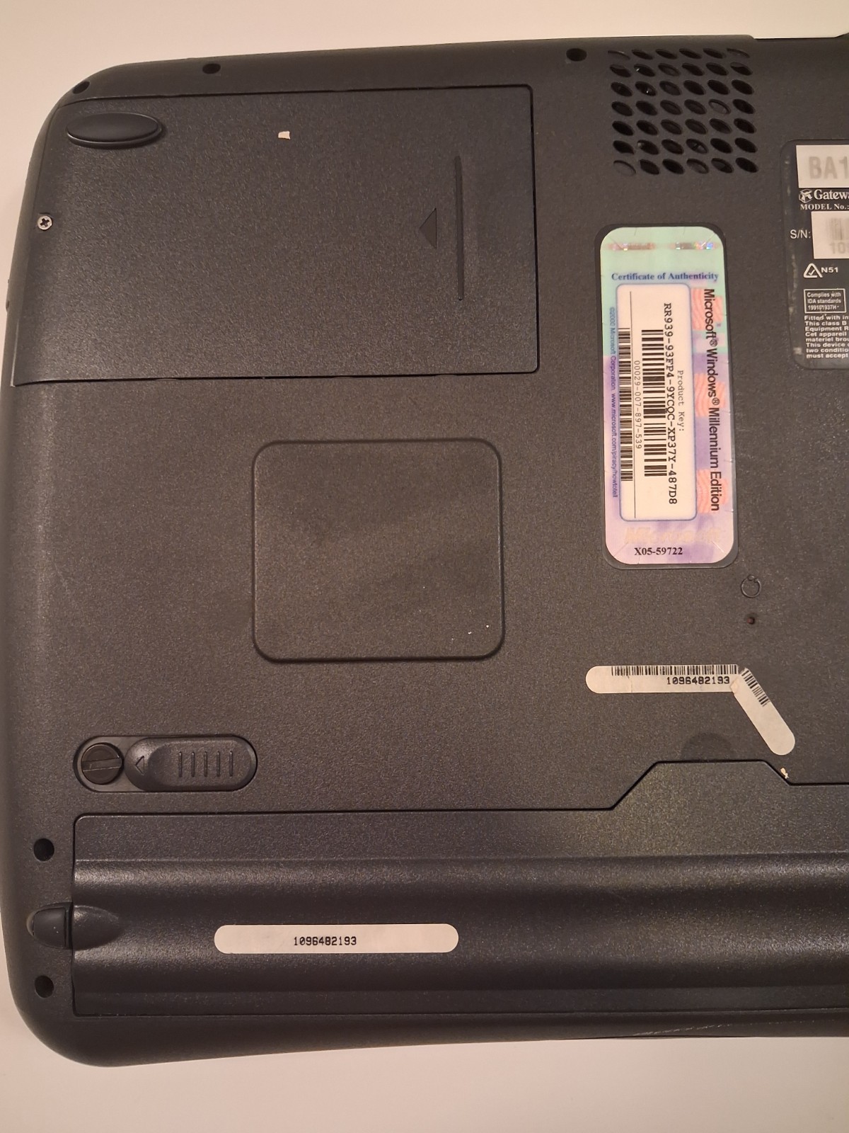 Vintage Gateway Solo 1150 Laptop Windlows ME – Parts or Repair Only