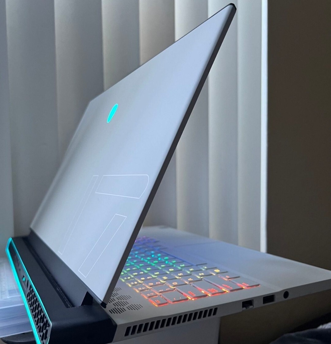 Alienware m17 r3 Laptop (1 TB)