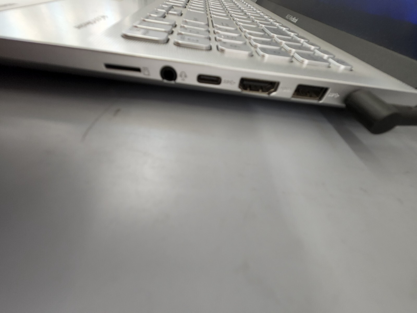 ASUS VivoBook 15 F512J 4GB DDR RAM 15.6” FHD 128GB Fingerprint Sensor i3 Win 10