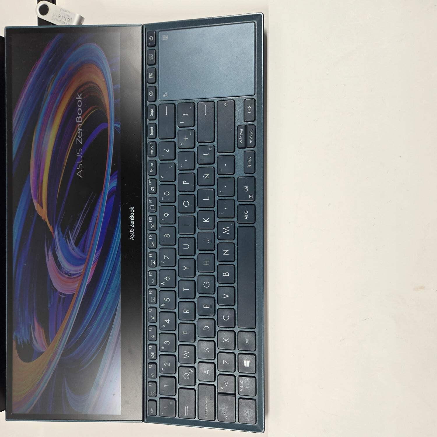 Asus Zenbook Pro Duo 15 UX582H 15.6″ i9-11900H 2.5GHz 32GB RAM 1TB SSD SSD