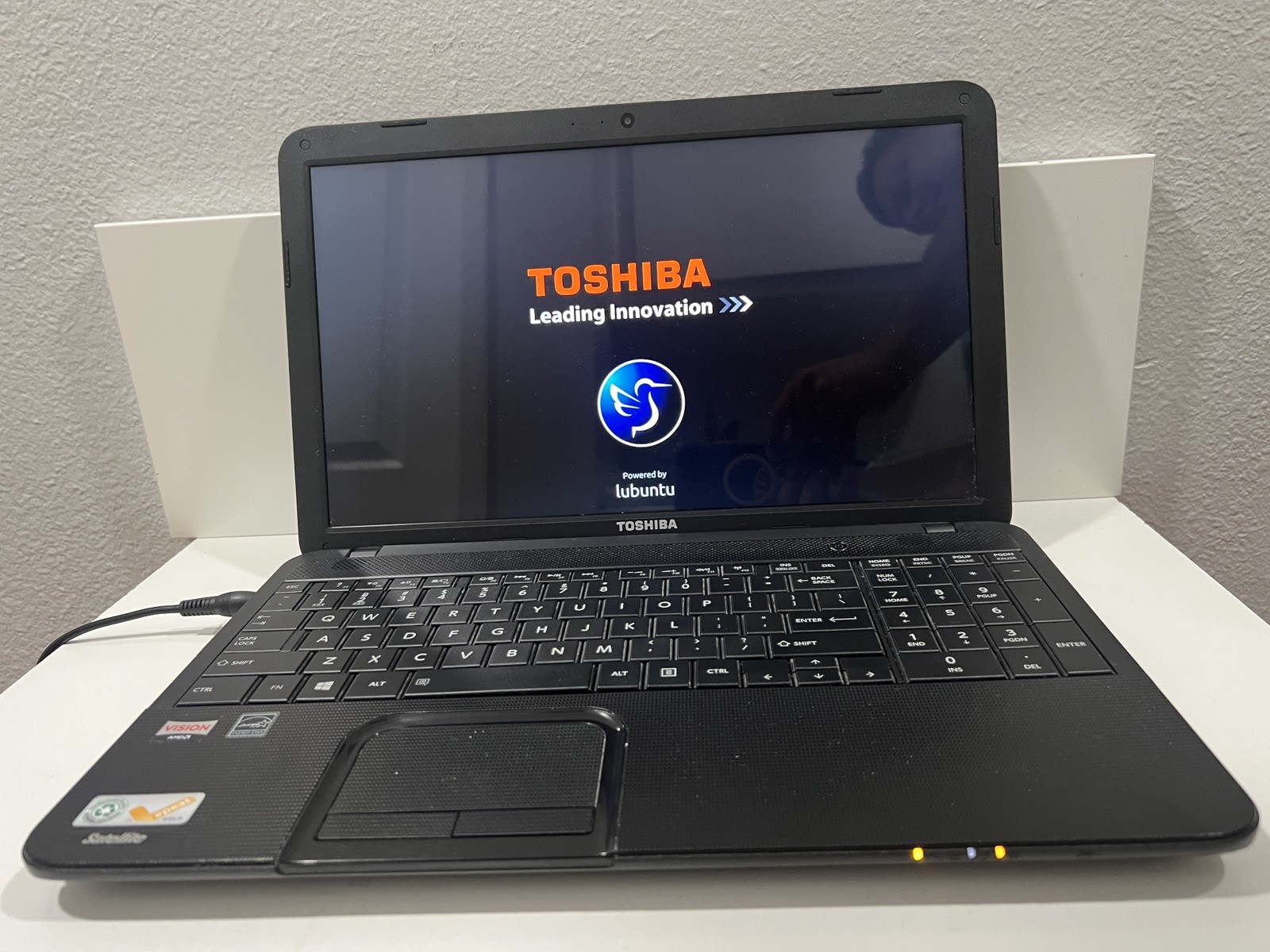 Toshiba Satellite C855D Laptop.8GB RAM 128GB SSD 1.3Ghz AMD E-300 Linux Lubuntu