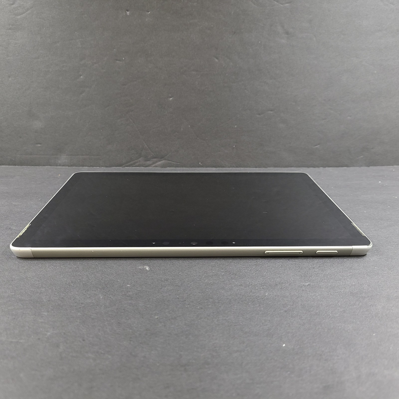 Surface Go 2 Laptop 10.5″ – Intel m3-8100Y CPU @ 1.10 GHz – 128GB SSD – 8GB RAM