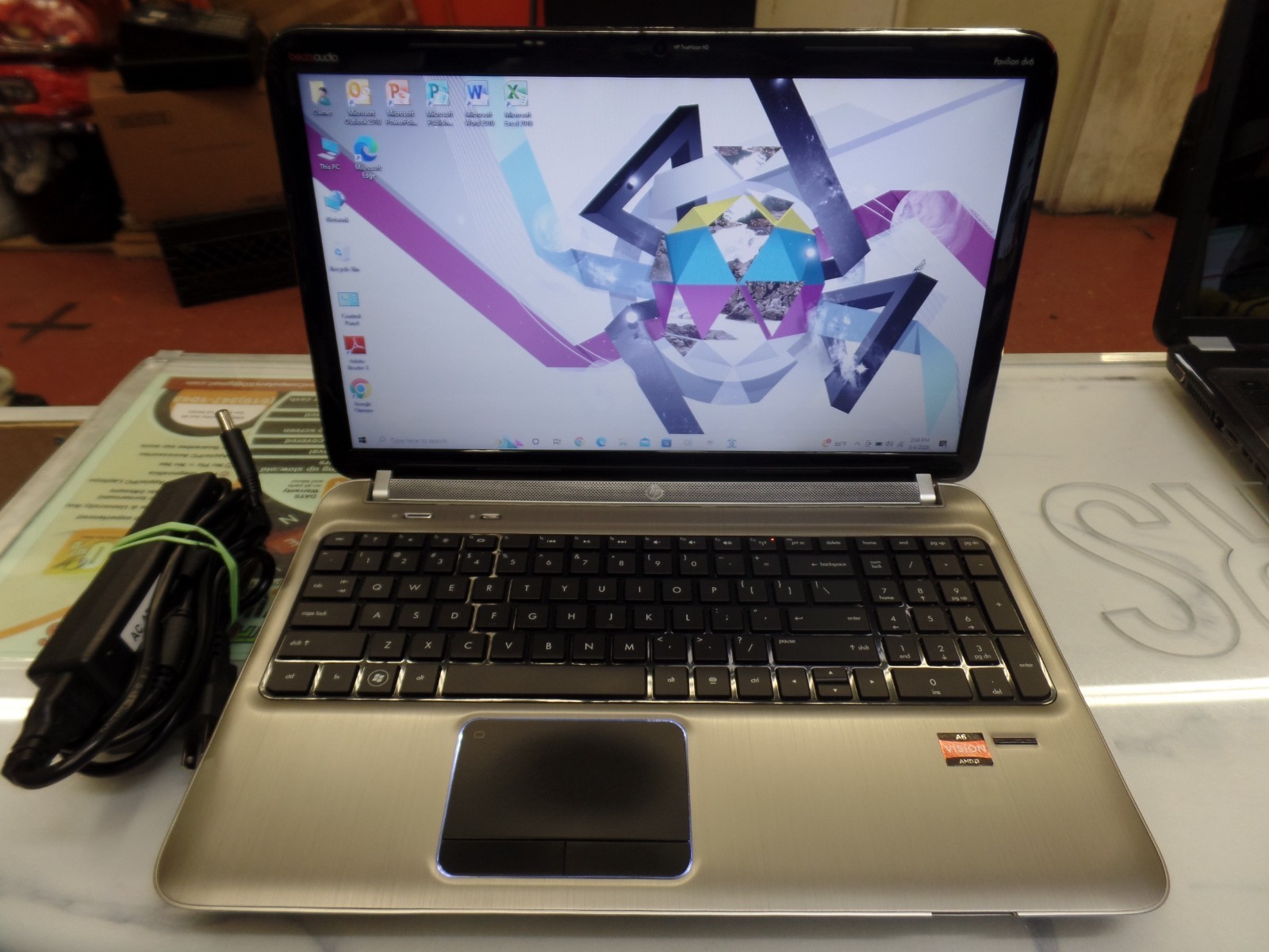 Brushed Aluminum 15″ HP Pavilion DV6-6123cl 1.40GHz Amd A6 6GB 500GB win10 DVD