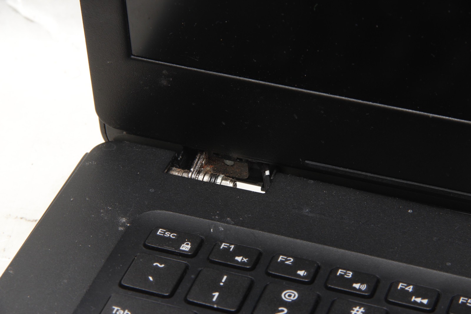 Lot of 2 Dell Latitude 3490 14″ Laptops Intel i5 No RAM NO SSDS AS-IS