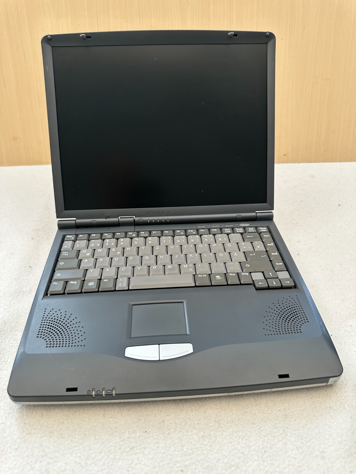Retro Tronic 5 Yakumo D27ES Clevo Laptop 20GB HDD 512MB RAM No Windows Laptop