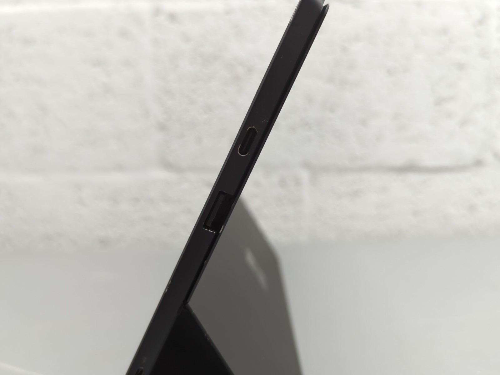 Microsoft Surface Pro 7 i5 8GB RAM 256GB SSD 12.3″ Tablet – White Spots on LCD