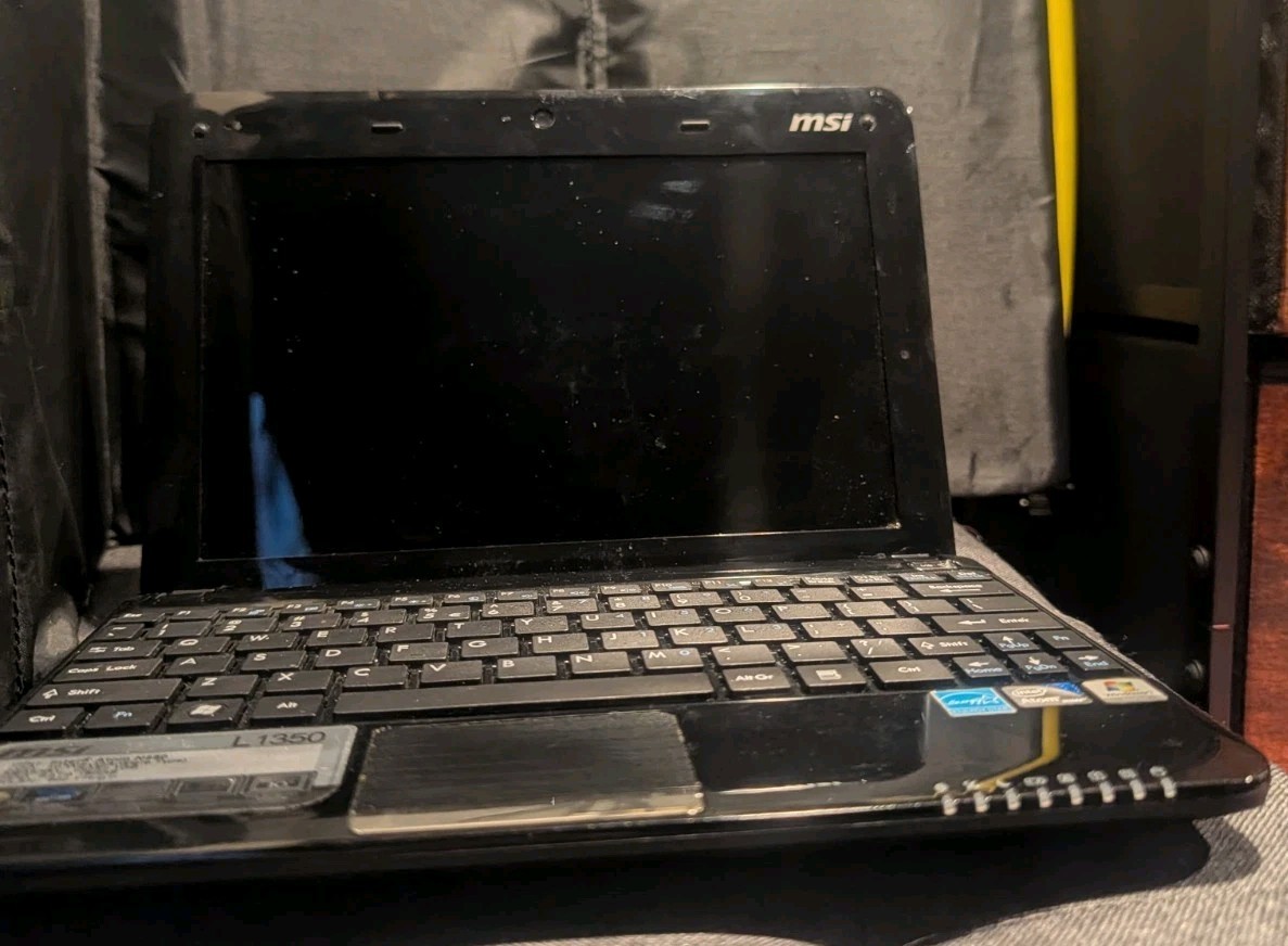 MSI L1350 N014 Intel Atom N455 10″ Laptop W/ Bag, Disks, Booklets & Charger Cord