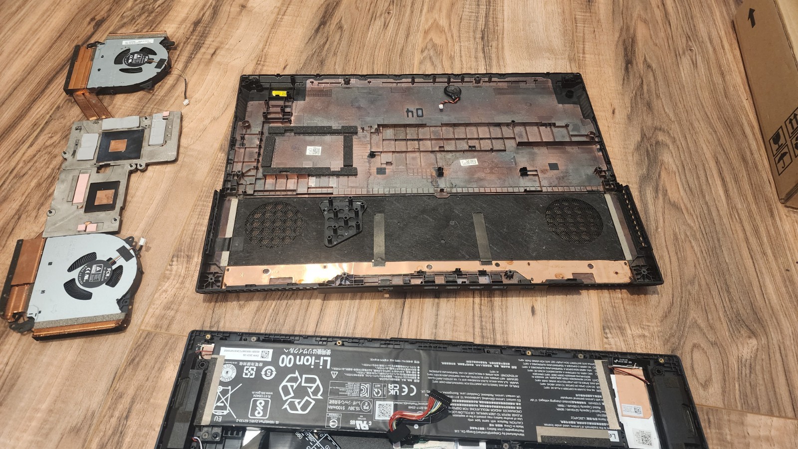 Lenovo Legion 5 17.3 FHD 3.3 GHz Ryzen 5 5600H LCD screen + keyboard, battery.