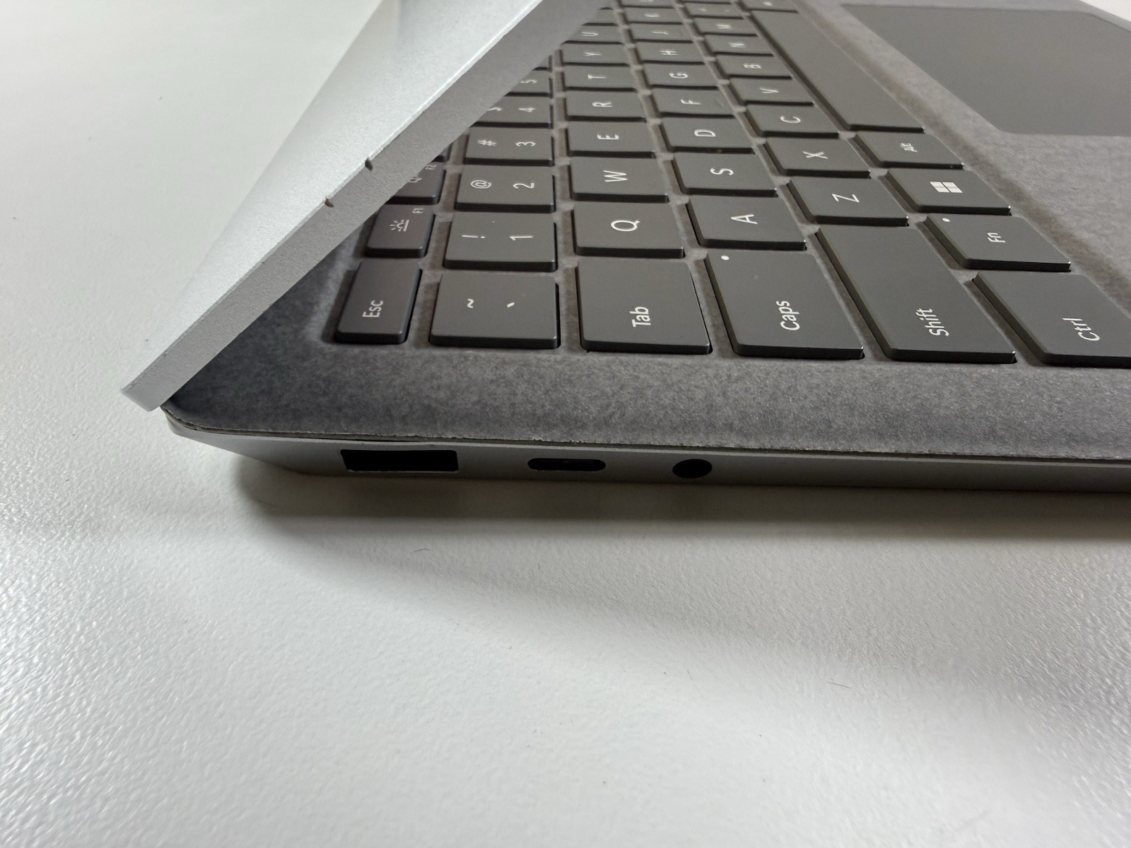 Microsoft Surface Laptop 5 13.5” 1950 Intel Core i7-1265U 16GB RAM 512GB NVME