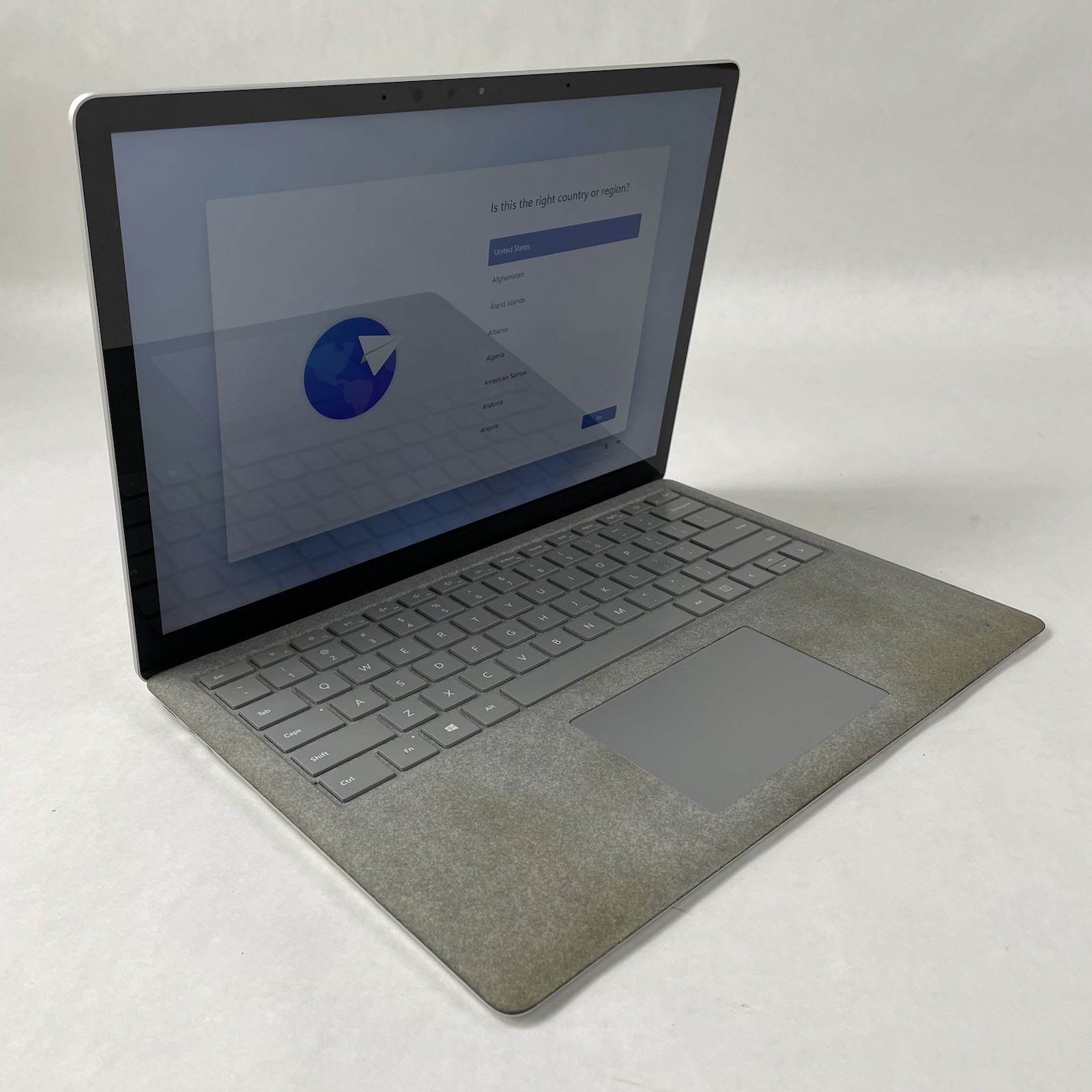 Microsoft Surface Laptop 13.3″ i5-7200U 2.50 GHz 8 GB RAM 256 GB SSD Windows 11