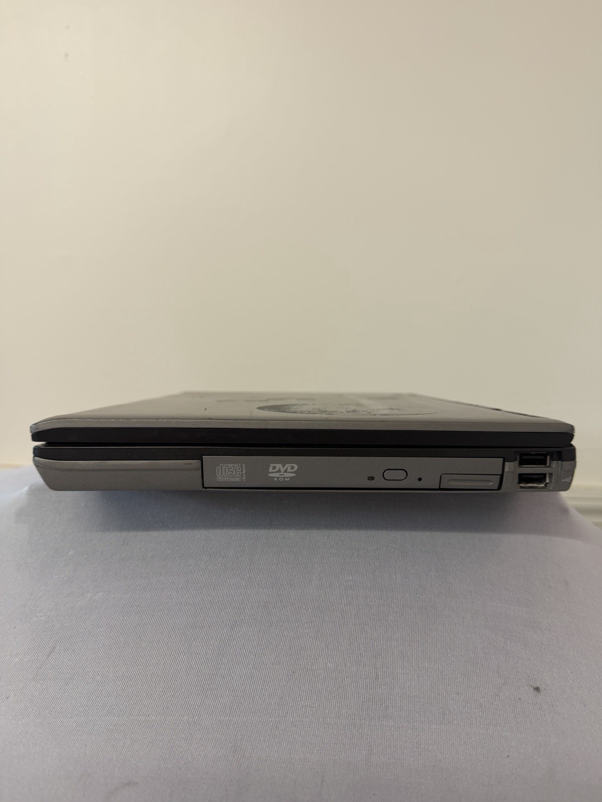 Dell Latitude D630 Laptop – Good Screen – Intel Duo 06FD – RAM 2 GB – Read Des