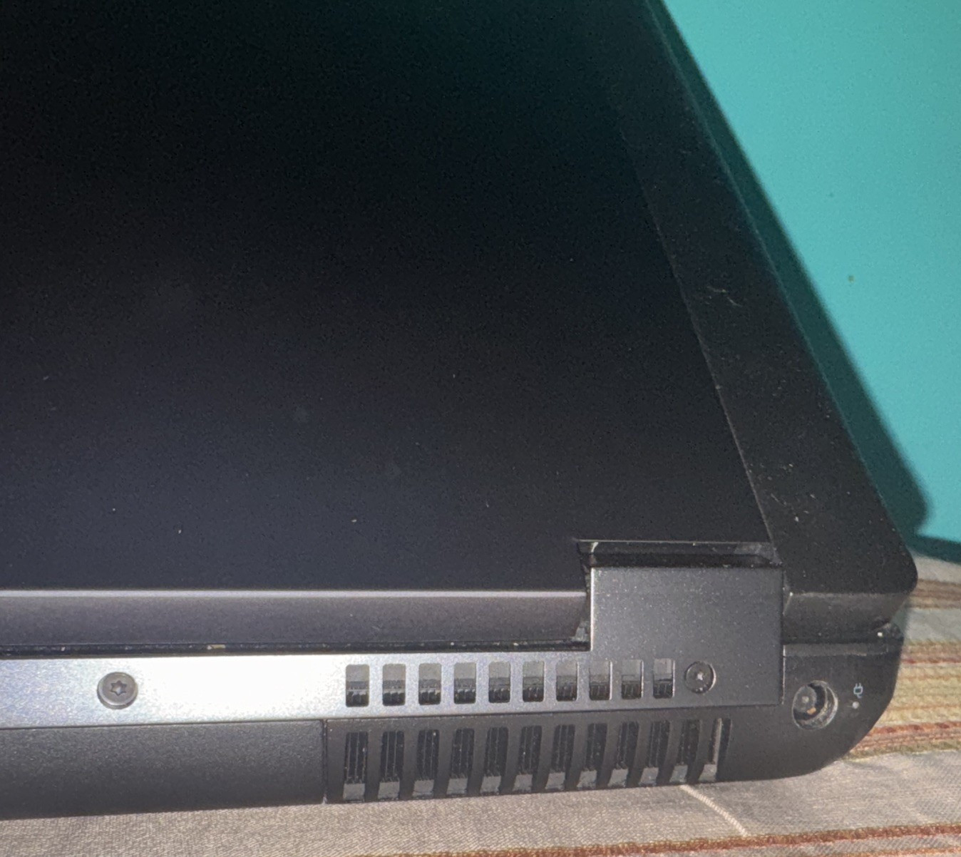 HP ZBOOK 17 G1 (i7-7820HQ 3.90GHZ, 512GB SSD, No RAM, Quadro P3000) FOR PARTS
