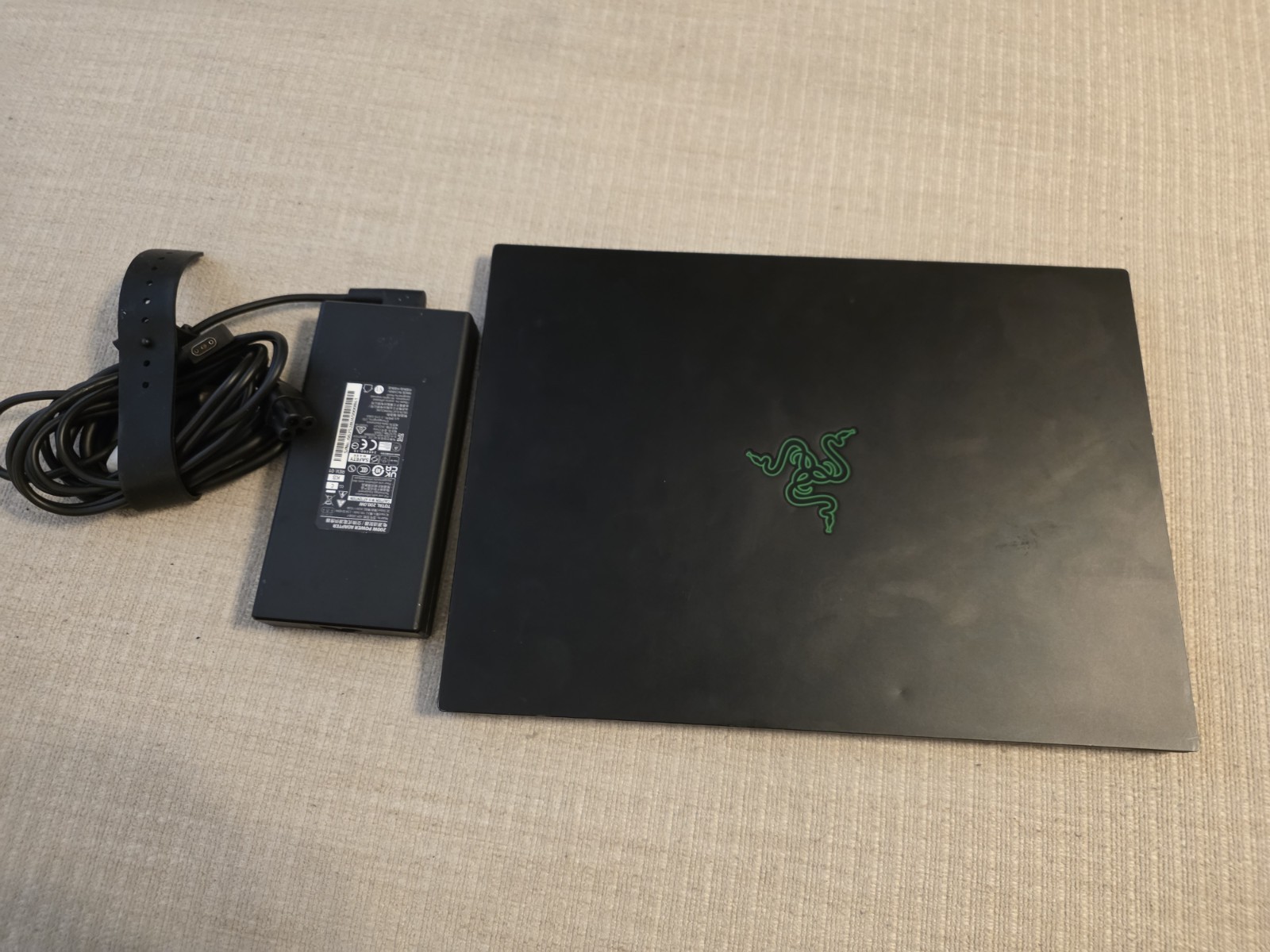 Razer Blade 14 2.8K OLED 120 Hz Ryzen AI 9 365 32GB RAM 1TB SSD NVIDIA RTX 5070!