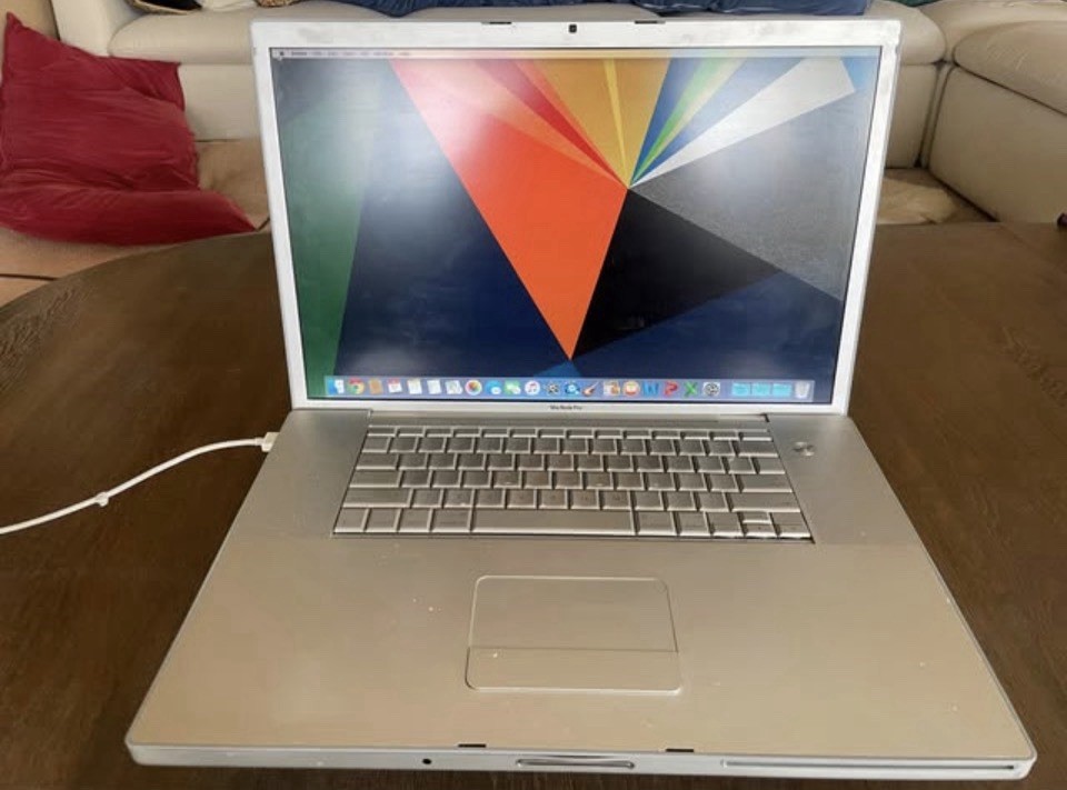 💻🔥 X2 Vintage 17” Silver MacBook Pro (2008) – Rare Large Screen Bundle 🔥💻