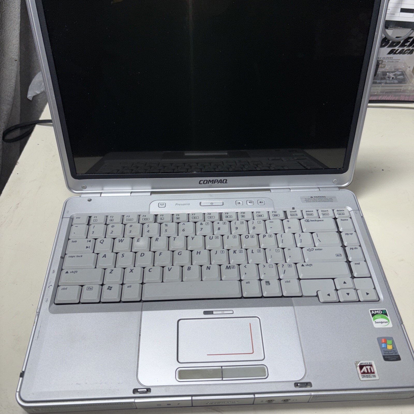 VTG Compaq Presario V2000 Laptop Intel Pentium M Tested Windows Xl. No Charger
