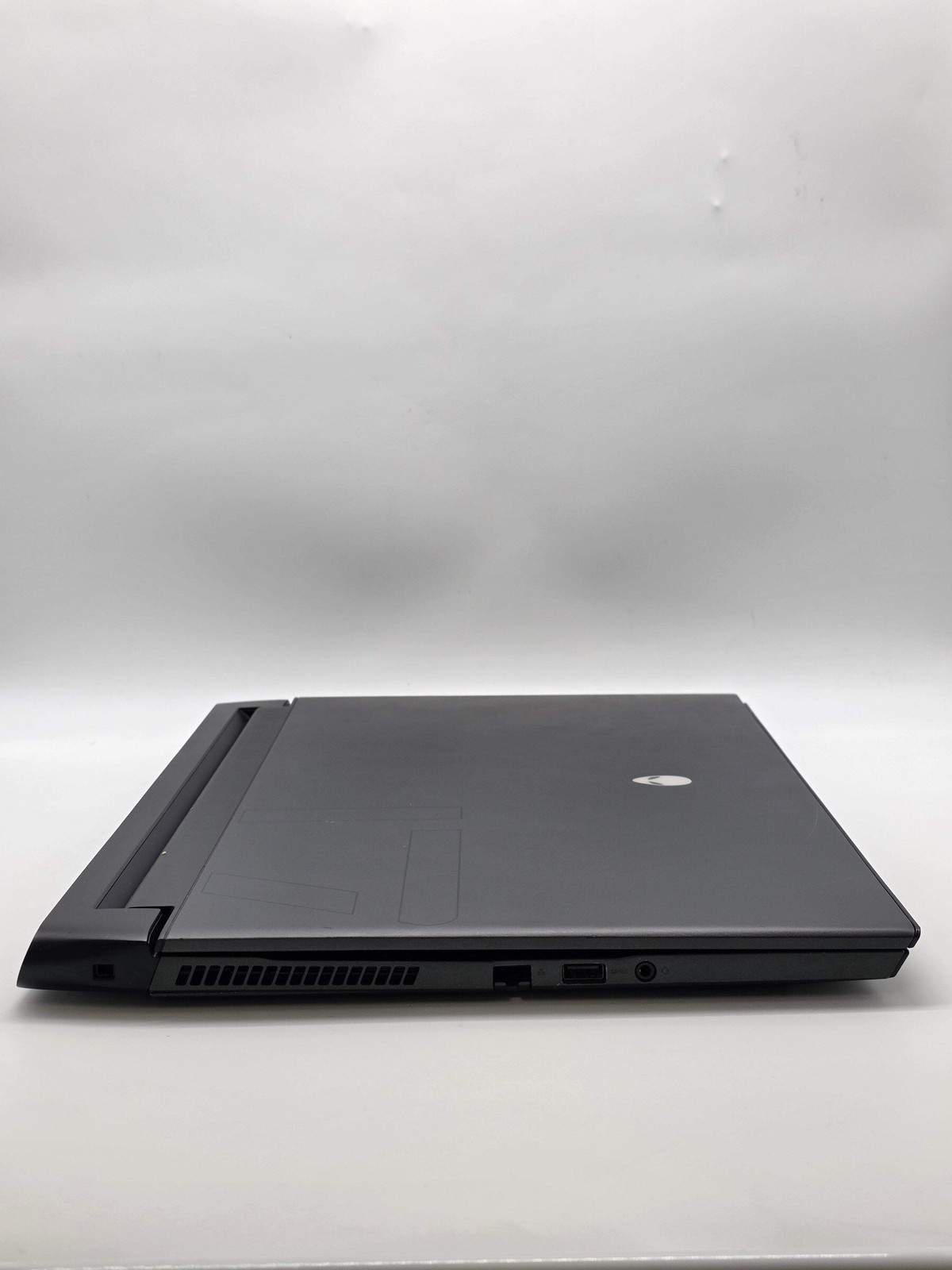 Dell Alienware m17 R3 17.3″ i7-10750H RX 5500M 16GB 256GB SSD For Parts