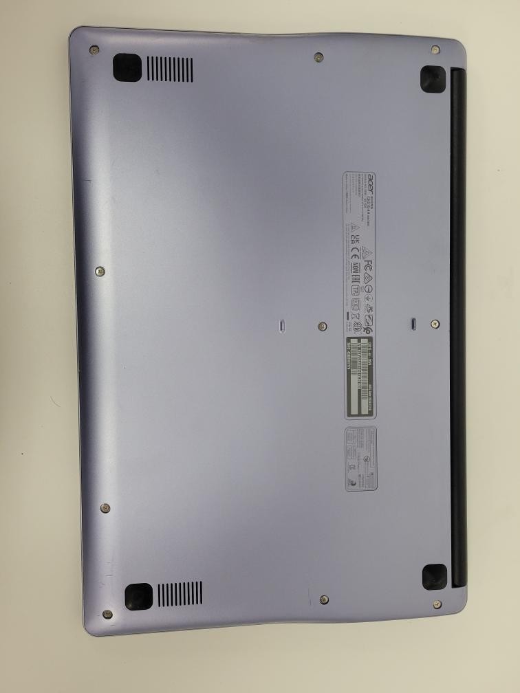 Acer Chromebook with charger, see pictures. 4GB and 64GB hard drive (P04024492)