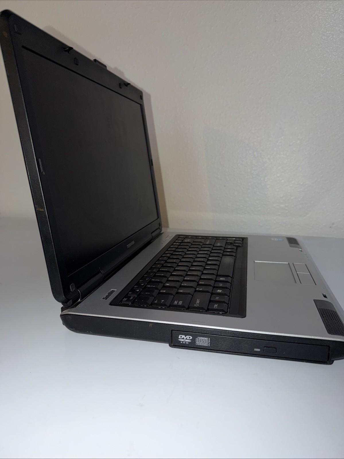 Toshiba Satellite L45, 1.4gIntel Intel Celeron 1.5GB Ram 160gb Batt No AC.
