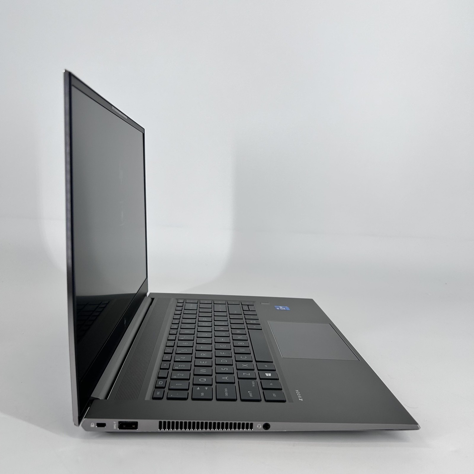 HP ZBook Studio 15 G8 FHD i7-11850H 2.50GHz 32GB 1TB SSD RTX A2000 White Spot