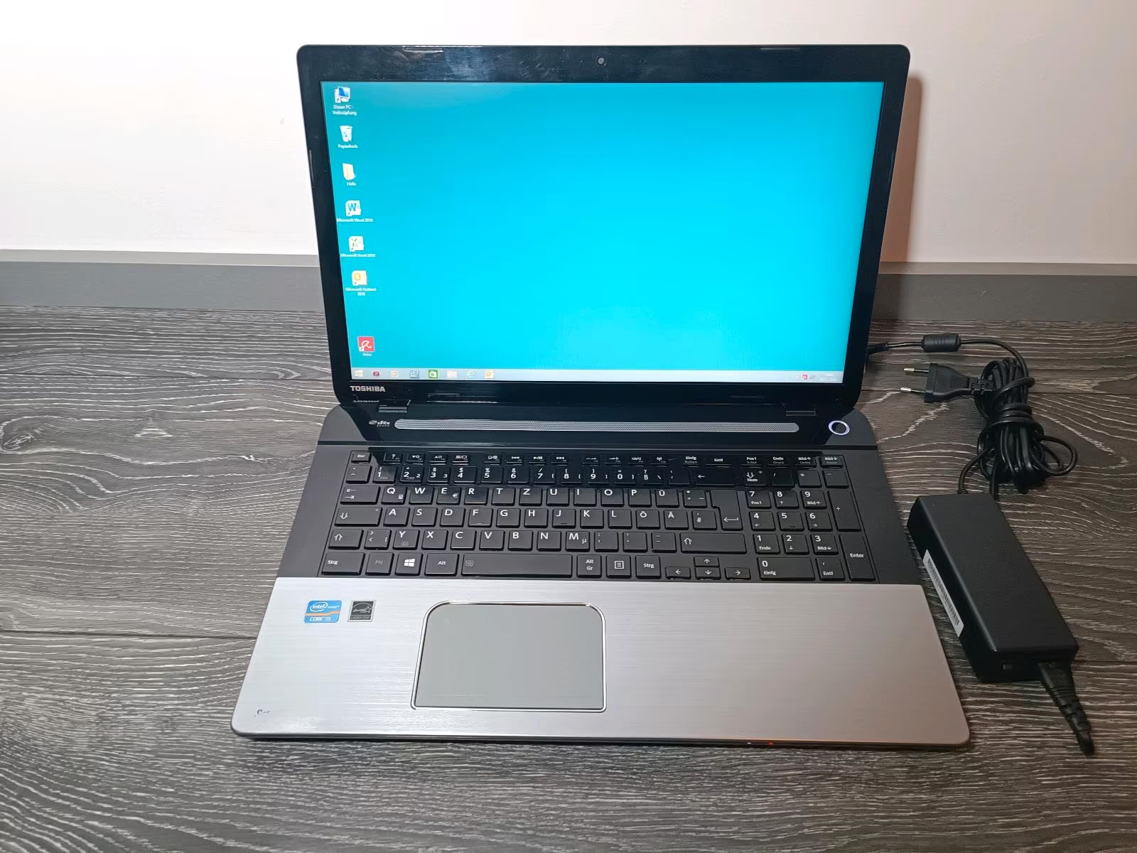 Toshiba Satellite S70 Notebook Laptop PC 2.5 GHz i3 Windows