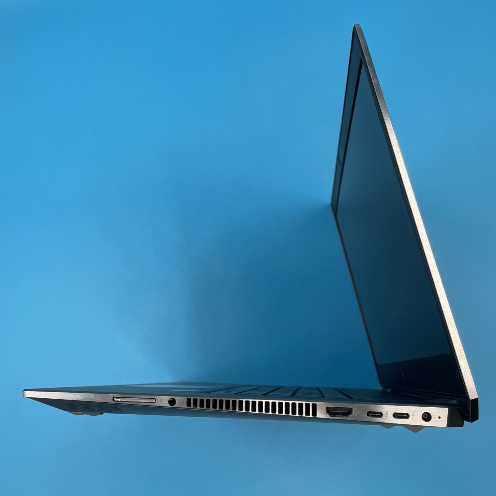HP ZBook Studio G5 | i7-8850H | 8GB RAM | NO SSD | P1000 | NO OS | 61% BATT