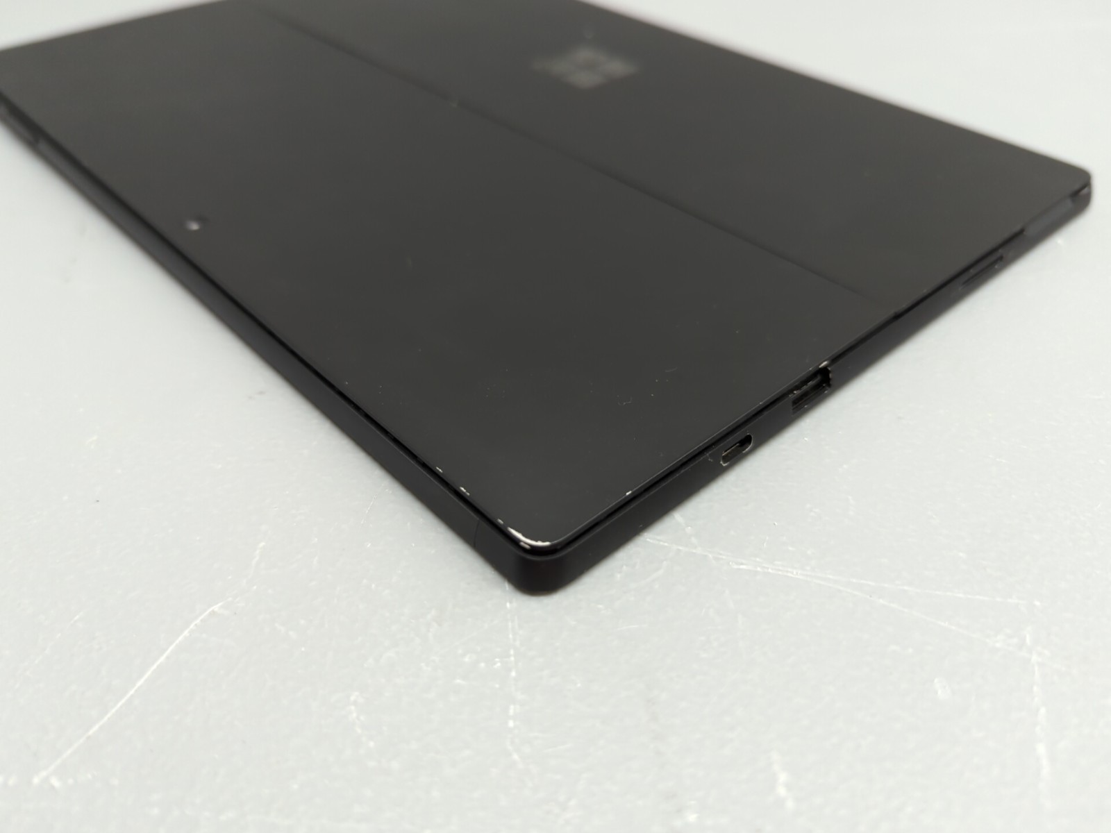 Microsoft Surface Pro 7 i5 8GB RAM 256GB SSD 12.3″ Tablet – White Spots on LCD