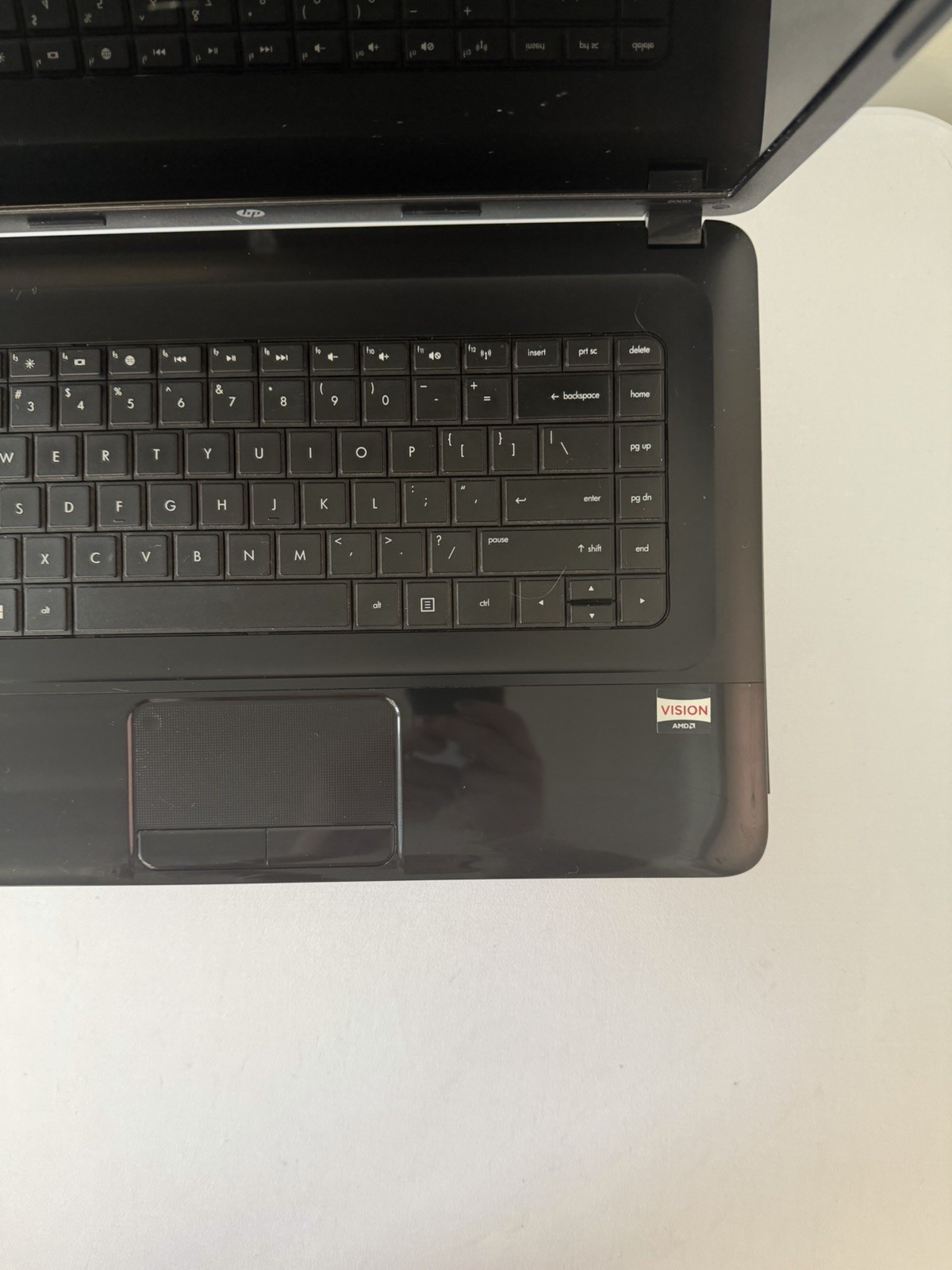 HP Notebook 2000 Laptop – Good Screen – AMD E-300 – RAM 4 GB – Read Des
