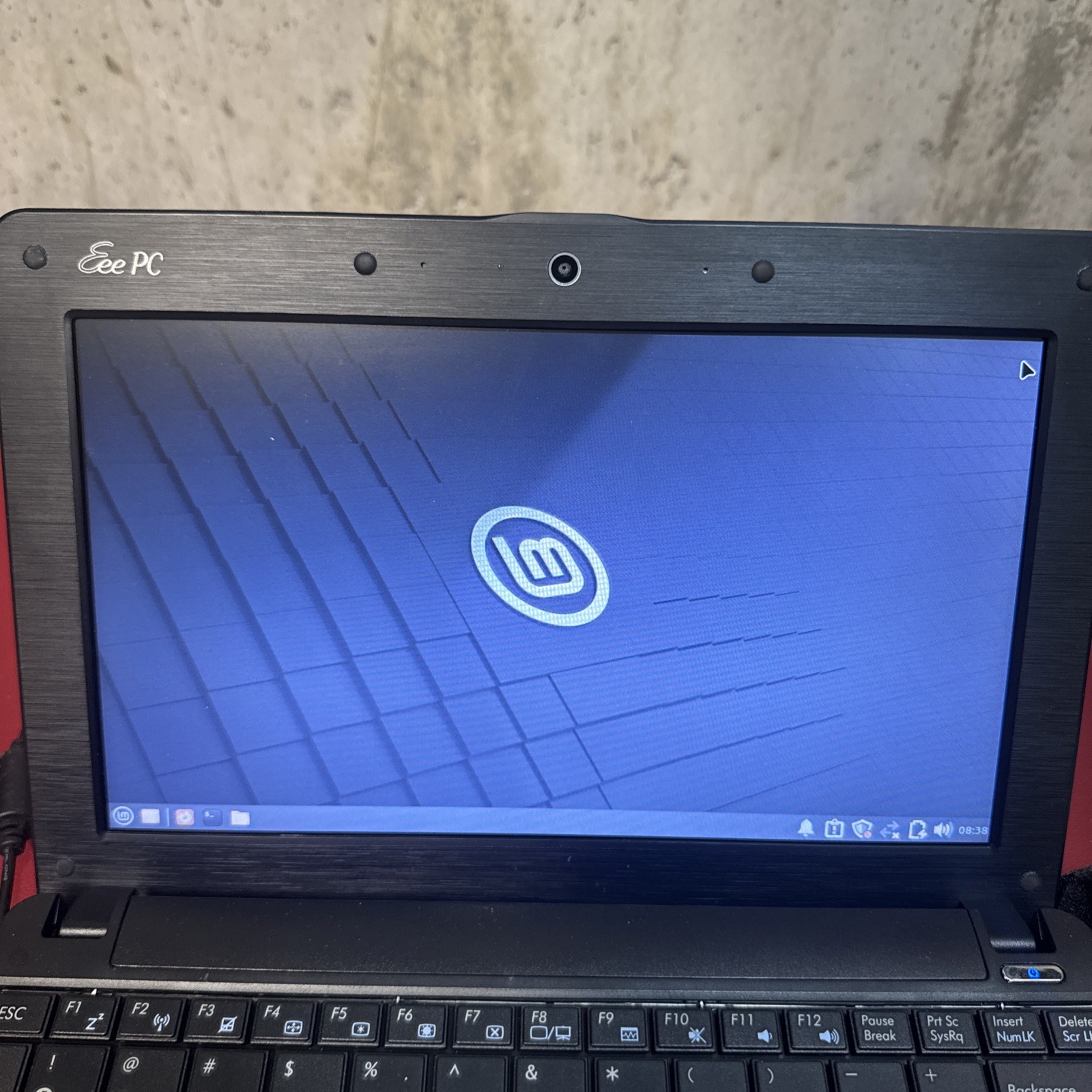 ASUS Eee PC 1001PX 10.1” Laptop Intel Atom N450 2GB RAM Linux Mint Tested Works