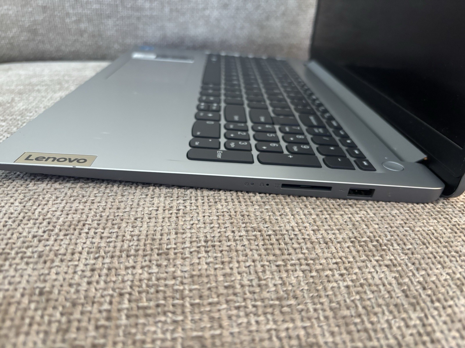 Lenovo IdeaPad 1i 15″ Intel Core i3 Laptop Silver, Webcam, HDMI, USB-C