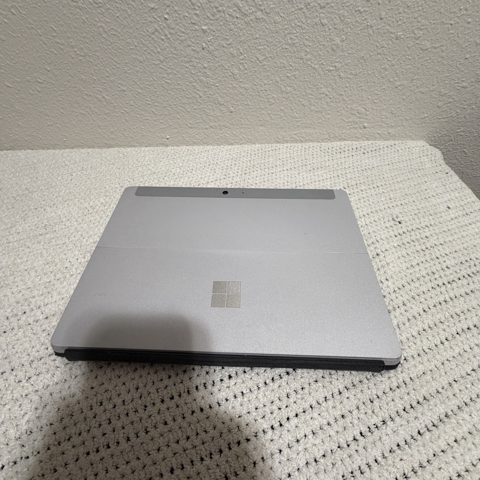 FOR PARTS Microsoft Surface Go Pentium 4415Y x4 1.60GHz 4GB RAM 64GB SSD READ!
